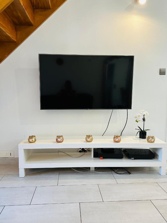 Jabeen'S House Bedroom 1 เบอซองส์ ภายนอก รูปภาพ