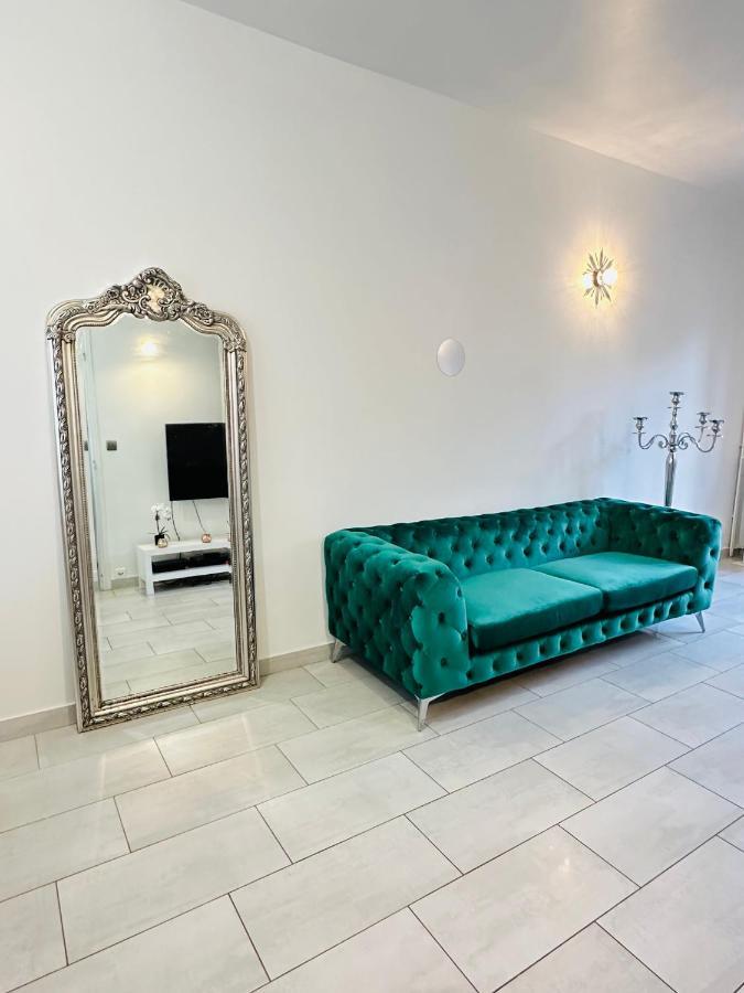Jabeen'S House Bedroom 1 เบอซองส์ ภายนอก รูปภาพ