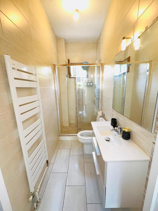Jabeen'S House Bedroom 1 เบอซองส์ ภายนอก รูปภาพ