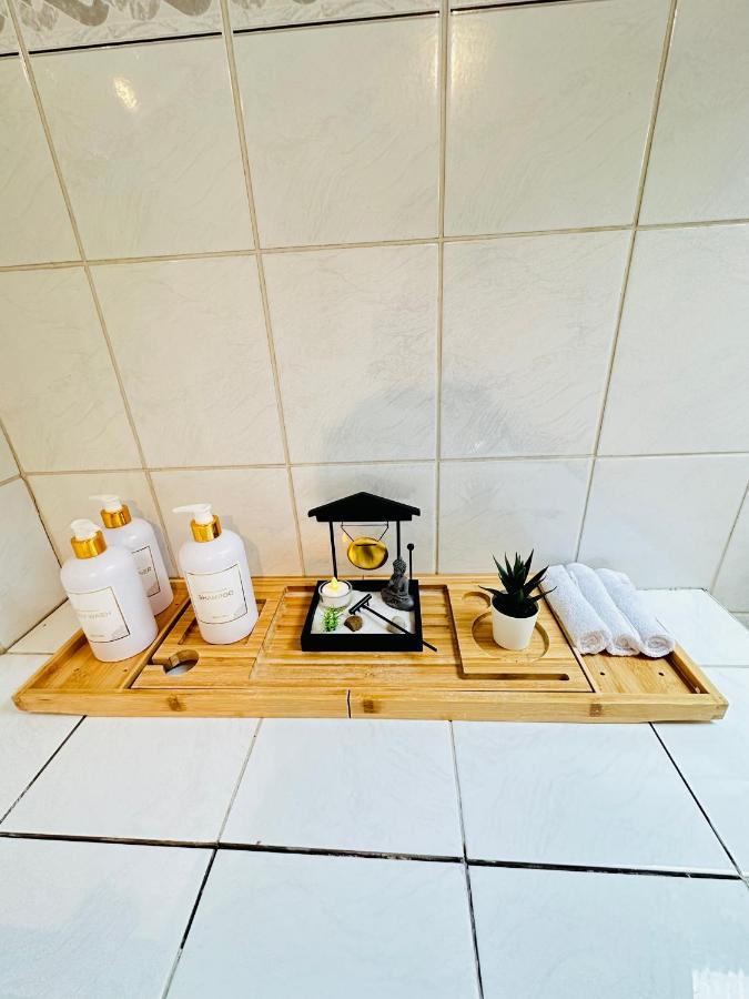 Jabeen'S House Bedroom 1 เบอซองส์ ภายนอก รูปภาพ