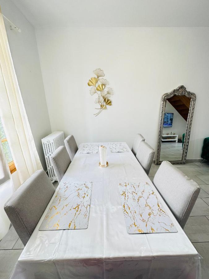 Jabeen'S House Bedroom 1 เบอซองส์ ภายนอก รูปภาพ